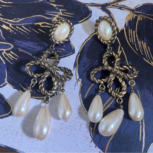LES BERNARD Unsigned Vintage 80s Runway Large Pearl Gold Rope Dangle Earrings D2 - Picture 1 of 8